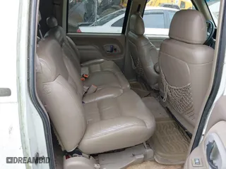 1999 GMC Suburban with VIN 1GKFK16R4XJ798754, listed as a IAAI auction lot 41998578 with 266,899 mi miles. Bid and sale history available at carsss.com. Image 8.