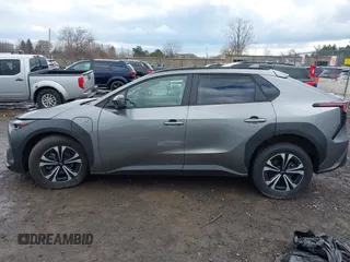2024 Subaru Solterra Limited z VIN JTMABABA1RA049015, wystawiony jako IAAI lot #41878135 z przebiegiem 3414 mil mil oraz . Historia ofert i sprzedaży dostępna na DreamBid. Obrazek 14.