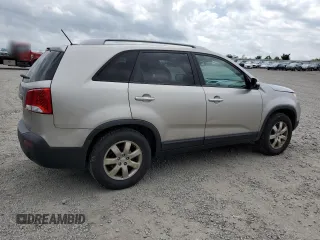 2013 Kia Sorento LX z VIN 5XYKT3A63DG400462, wystawiony jako Copart lot #57388925 z przebiegiem 304 354 mil mil oraz Szkoda całkowita • Salvage title. Historia ofert i sprzedaży dostępna na DreamBid. Obrazek 3.
