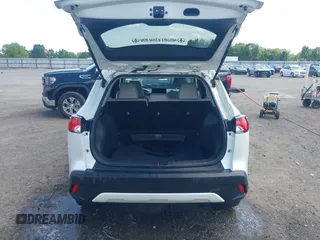 2023 Toyota Corolla Cross LE z VIN 7MUCAAAG5PV061045, wystawiony jako IAAI lot #42173012 z przebiegiem 54 464 mil mil oraz . Historia ofert i sprzedaży dostępna na DreamBid. Obrazek 11.