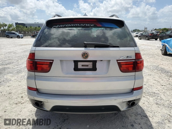 2013 BMW X5 xDrive35i z VIN 5UXZV4C5XD0B03182, wystawiony jako Copart lot #54906305 z przebiegiem 166 493 mil mil oraz Szkody całkowita. Historia ofert i sprzedaży dostępna na DreamBid. Obrazek 6.