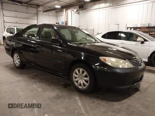 2005 Toyota Camry STD z VIN 4T1BE32K75U591725, wystawiony jako IAAI lot #42407471 z przebiegiem 180 756 mil mil oraz . Historia ofert i sprzedaży dostępna na DreamBid. Obrazek 1.