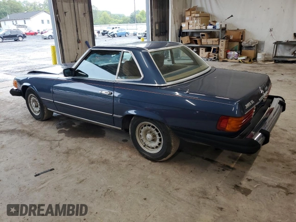 1983 Mercedes-Benz 380 SL z VIN WDBBA45A0DB019574, wystawiony jako Copart lot #73357504 z przebiegiem 56 150 mil mil oraz Czysty tytuł • Clean title. Historia ofert i sprzedaży dostępna na DreamBid. Obrazek 2.