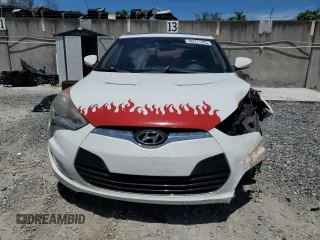 2013 Hyundai Veloster w/Gray Int with VIN KMHTC6AD1DU166305, listed as a Copart auction lot 60371385 with 88,101 mi miles and Salvage title. Bid and sale history available at DreamBid. Image 5.