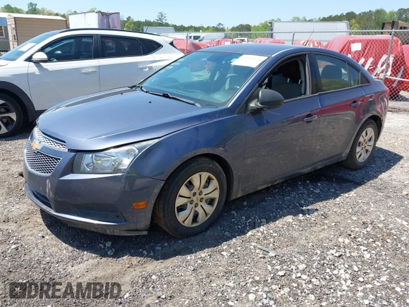 2014 Chevrolet Cruze LS z VIN 1G1PA5SH0E7299802, wystawiony jako IAAI lot #42023378 z przebiegiem 228 763 mil mil oraz . Historia ofert i sprzedaży dostępna na DreamBid. Obrazek 2.