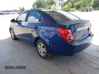 2014 Chevrolet Sonic LT z VIN 1G1JC5SH5E4158757, wystawiony jako IAAI lot #42365251 z przebiegiem 151 346 mil mil oraz . Historia ofert i sprzedaży dostępna na DreamBid. Obrazek 3.