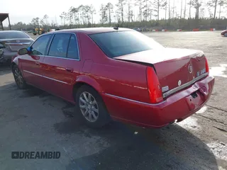 2008 Cadillac DTS 1SA z VIN 1G6KD57Y68U165791, wystawiony jako IAAI lot #41579605 z przebiegiem 94 451 mil mil oraz . Historia ofert i sprzedaży dostępna na DreamBid. Obrazek 3.