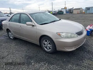 2005 Toyota Camry STD z VIN 4T1BE32KX5U552918, wystawiony jako IAAI lot #41633468 z przebiegiem 296 916 mil mil oraz . Historia ofert i sprzedaży dostępna na DreamBid. Obrazek 1.