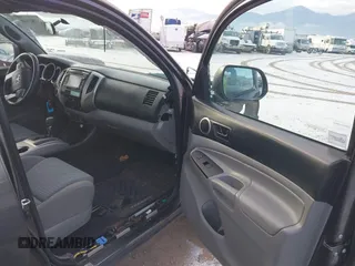 2015 Toyota Tacoma z VIN 3TMLU4EN8FM177785, wystawiony jako IAAI lot #41082160 z przebiegiem 156 761 mil mil oraz . Historia ofert i sprzedaży dostępna na DreamBid. Obrazek 5.