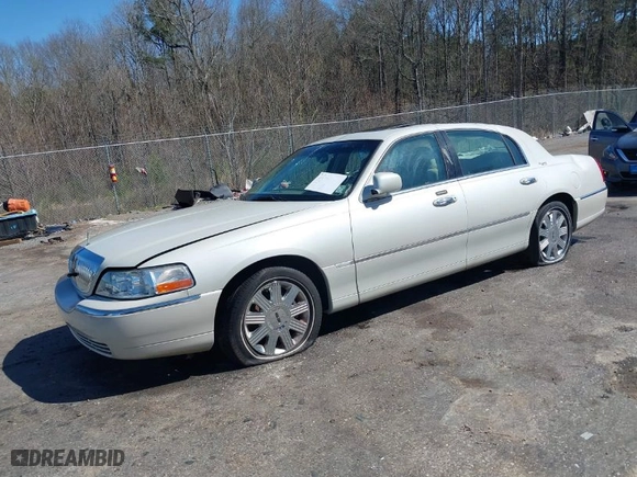 2005 Lincoln Town Car Signature Limited with VIN 1LNHM82W65Y608259, listed as a IAAI auction lot 41761582 with 105,036 mi miles. Bid and sale history available at carsss.com. Image 2.