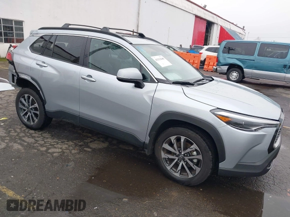 2023 Toyota Corolla Cross XLE z VIN 7MUDAABG0PV077852, wystawiony jako IAAI lot #41313640 z przebiegiem 23 201 mil mil oraz . Historia ofert i sprzedaży dostępna na DreamBid. Obrazek 1.