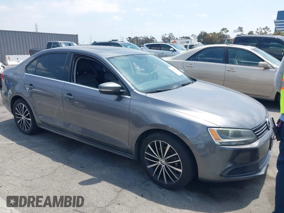 2014 Volkswagen Jetta SE z VIN 3VWD17AJXEM378102, wystawiony jako IAAI lot #42168899 z przebiegiem 117 021 mil mil oraz . Historia ofert i sprzedaży dostępna na DreamBid. Obrazek 1.