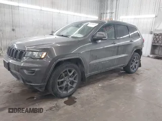 2021 Jeep Grand Cherokee 80th Anniversary z VIN 1C4RJFBG9MC580645, wystawiony jako IAAI lot #41398269 z przebiegiem 79 057 mil mil oraz . Historia ofert i sprzedaży dostępna na DreamBid. Obrazek 2.