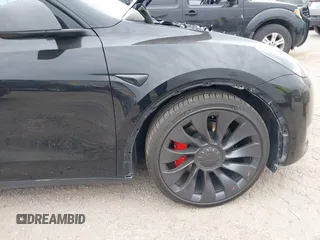 2024 Tesla Model Y Performance z VIN 7SAYGDEF7RA267752, wystawiony jako IAAI lot #42126456 z przebiegiem 21 216 mil mil oraz . Historia ofert i sprzedaży dostępna na DreamBid. Obrazek 6.