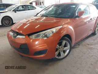 2013 Hyundai Veloster w/Black Int z VIN KMHTC6AD3DU143656, wystawiony jako IAAI lot #42139839 z przebiegiem 121 392 mil mil oraz . Historia ofert i sprzedaży dostępna na DreamBid. Obrazek 6.