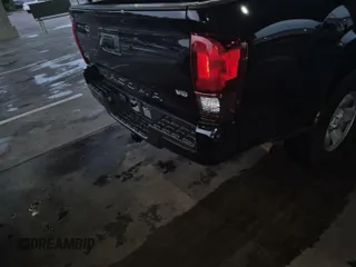 2021 Toyota Tacoma SR z VIN 3TMCZ5AN4MM445077, wystawiony jako IAAI lot #42436033 z przebiegiem 34 506 mil mil oraz . Historia ofert i sprzedaży dostępna na DreamBid. Obrazek 1.