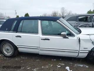 1994 Lincoln Town Car Executive with VIN 1LNLM81WXRY695472, listed as a IAAI auction lot 42017751 with 118,072 mi miles. Bid and sale history available at carsss.com. Image 12.