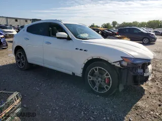 2017 Maserati Levante S with VIN ZN661YUS4HX196060, listed as a Copart auction lot 67406744 with 71,129 mi miles and Salvage Title. Bid and sale history available at carsss.com. Image 4.