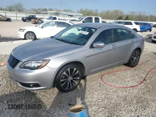 2013 Chrysler 200 Touring z VIN 1C3CCBBG7DN723383, wystawiony jako Copart lot #53302135 z przebiegiem 139 637 mil mil oraz Szkoda całkowita • Salvage title. Historia ofert i sprzedaży dostępna na DreamBid. Obrazek 1.