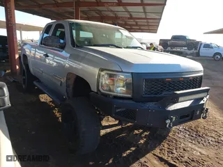 2011 Chevrolet Silverado 1500 LT with VIN 1GCRCSE09BZ423063, listed as a IAAI auction lot 41486593 with 390,292 mi miles. Bid and sale history available at carsss.com. Image 1.