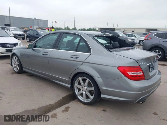 2013 Mercedes-Benz C 250 Sport z VIN WDDGF4HB4DA780472, wystawiony jako IAAI lot #41924590 z przebiegiem 109 118 mil mil oraz . Historia ofert i sprzedaży dostępna na DreamBid. Obrazek 3.
