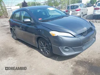 2009 Toyota Matrix S z VIN 2T1KE40E09C020930, wystawiony jako IAAI lot #42281196 z przebiegiem 173 305 mil mil oraz . Historia ofert i sprzedaży dostępna na DreamBid. Obrazek 1.