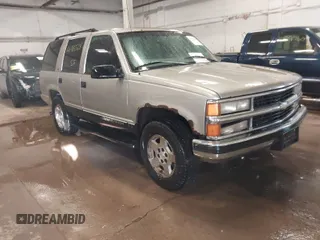 1998 Chevrolet Tahoe z VIN 1GNEK13R6WJ377054, wystawiony jako IAAI lot #41785568 z przebiegiem 327 139 mil mil oraz . Historia ofert i sprzedaży dostępna na DreamBid. Obrazek 1.