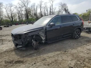 2018 Volvo XC90 Momentum z VIN YV4A22PK5J1209048, wystawiony jako Copart lot #52187925 z przebiegiem 90 909 mil mil oraz Szkody całkowita. Historia ofert i sprzedaży dostępna na DreamBid. Obrazek 1.