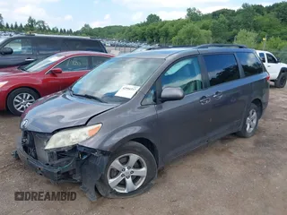 2011 Toyota Sienna LE AAS z VIN 5TDKK3DC3BS166098, wystawiony jako IAAI lot #42594337 z przebiegiem 197 963 mil mil oraz . Historia ofert i sprzedaży dostępna na DreamBid. Obrazek 2.