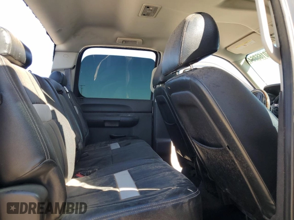 2011 GMC Sierra 2500HD SLE z VIN 1GT120C84BF232715, wystawiony jako Copart lot #50165864 z przebiegiem 143 862 mil mil oraz Szkoda całkowita • Salvage title. Historia ofert i sprzedaży dostępna na DreamBid. Obrazek 10.