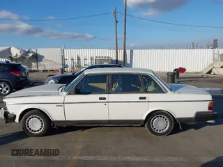 1990 Volvo 240 z VIN YV1AA8846L1429028, wystawiony jako IAAI lot #41370630 z przebiegiem 132 354 mil mil oraz . Historia ofert i sprzedaży dostępna na DreamBid. Obrazek 14.