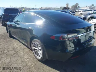 2018 Tesla Model S 75D with VIN 5YJSA1E26JF275543, listed as a IAAI auction lot 40922883 with 111,624 mi miles. Bid and sale history available at carsss.com. Image 3.