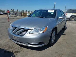 2014 Chrysler 200 LX z VIN 1C3CCBAB3EN231263, wystawiony jako IAAI lot #41858333 z przebiegiem 63 100 mil mil oraz . Historia ofert i sprzedaży dostępna na DreamBid. Obrazek 2.
