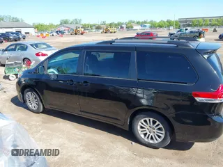 2013 Toyota Sienna XLE AAS z VIN 5TDYK3DC5DS306309, wystawiony jako IAAI lot #42260000 z przebiegiem 82 558 mil mil oraz . Historia ofert i sprzedaży dostępna na DreamBid. Obrazek 14.