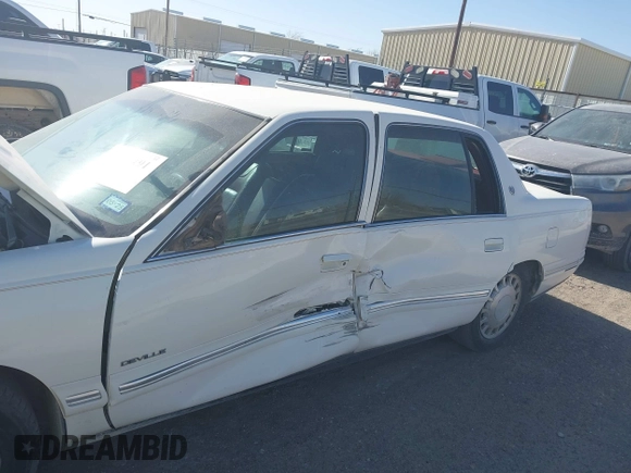 1999 Cadillac DeVille z VIN 1G6KD54Y6XU728681, wystawiony jako IAAI lot #41362191 z przebiegiem 163 540 mil mil oraz . Historia ofert i sprzedaży dostępna na DreamBid. Obrazek 6.