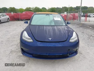 2018 Tesla Model 3 Long Range Battery z VIN 5YJ3E1EBXJF088444, wystawiony jako IAAI lot #42072860 z przebiegiem 46 063 mil mil oraz . Historia ofert i sprzedaży dostępna na DreamBid. Obrazek 12.
