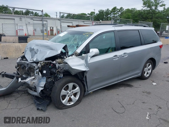 2015 Toyota Sienna LE AAS z VIN 5TDKK3DC6FS688844, wystawiony jako IAAI lot #42557542 z przebiegiem 95 520 mil mil oraz . Historia ofert i sprzedaży dostępna na DreamBid. Obrazek 18.
