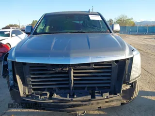2016 Cadillac Escalade Premium Collection z VIN 1GYS4CKJ5GR382840, wystawiony jako IAAI lot #41824950 z przebiegiem 235 931 mil mil oraz . Historia ofert i sprzedaży dostępna na DreamBid. Obrazek 13.