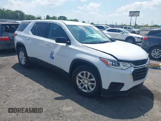 2020 Chevrolet Traverse LS z VIN 1GNERFKW8LJ262886, wystawiony jako IAAI lot #42124771 z przebiegiem 22 357 mil mil oraz . Historia ofert i sprzedaży dostępna na DreamBid. Obrazek 1.