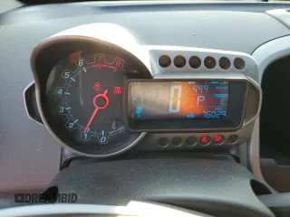 2015 Chevrolet Sonic LT z VIN 1G1JC5SH3F4176465, wystawiony jako Copart lot #50882295 z przebiegiem 76 029 mil mil oraz Szkody całkowita. Historia ofert i sprzedaży dostępna na DreamBid. Obrazek 9.