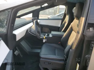 2024 Tesla Cybertruck Cyberbeast z VIN 7G2CEHEEXRA035106, wystawiony jako Copart lot #88135895 z przebiegiem 1362 mil mil oraz Szkody całkowita. Historia ofert i sprzedaży dostępna na DreamBid. Obrazek 7.