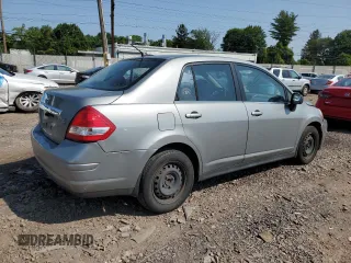 2007 Nissan Versa SL z VIN 3N1BC11E77L451507, wystawiony jako Copart lot #59663715 z przebiegiem 132 363 mil mil oraz Szkoda całkowita • Salvage title. Historia ofert i sprzedaży dostępna na DreamBid. Obrazek 3.