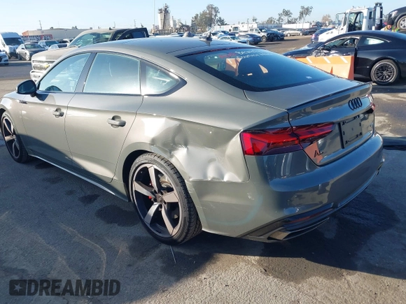 2024 Audi A5 Sportback S line Premium Plus z VIN WAUFACF52RA050804, wystawiony jako IAAI lot #41046774 z przebiegiem 6 493 mil mil oraz . Historia ofert i sprzedaży dostępna na DreamBid. Obrazek 3.