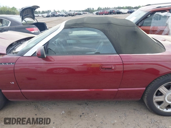 2004 Ford Thunderbird Deluxe z VIN 1FAHP60A24Y104500, wystawiony jako IAAI lot #41952791 z przebiegiem 100 795 mil mil oraz . Historia ofert i sprzedaży dostępna na DreamBid. Obrazek 15.