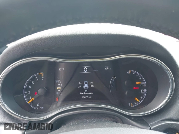 2018 Jeep Grand Cherokee Laredo z VIN 1C4RJFAG1JC479838, wystawiony jako IAAI lot #41903955 z przebiegiem 73 076 mil mil oraz . Historia ofert i sprzedaży dostępna na DreamBid. Obrazek 7.