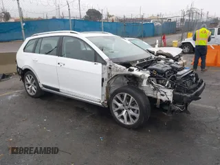 2019 Volkswagen Golf S z VIN 3VWM17AU8KM506701, wystawiony jako IAAI lot #41473337 z przebiegiem 53 318 mil mil oraz . Historia ofert i sprzedaży dostępna na DreamBid. Obrazek 1.