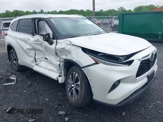 2021 Toyota Highlander XLE z VIN 5TDGZRBH8MS551095, wystawiony jako IAAI lot #42368139 z przebiegiem 30 444 mil mil oraz . Historia ofert i sprzedaży dostępna na DreamBid. Obrazek 1.