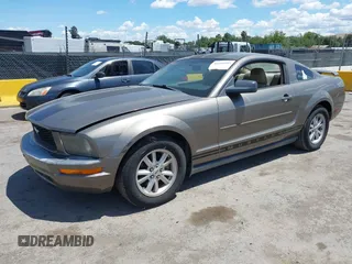 2005 Ford Mustang Deluxe z VIN 1ZVFT80N755155096, wystawiony jako IAAI lot #42251557 z przebiegiem 232 186 mil mil oraz . Historia ofert i sprzedaży dostępna na DreamBid. Obrazek 2.