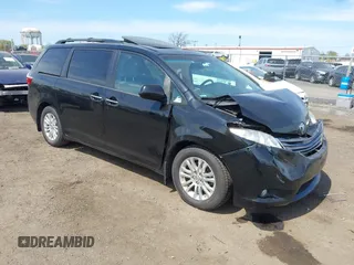 2017 Toyota Sienna XLE Auto Access Seat z VIN 5TDYZ3DC6HS899826, wystawiony jako IAAI lot #42093541 z przebiegiem 95 931 mil mil oraz . Historia ofert i sprzedaży dostępna na DreamBid. Obrazek 1.
