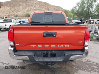 2017 Toyota Tacoma SR5 z VIN 3TMAZ5CN7HM050496, wystawiony jako IAAI lot #40958166 z przebiegiem 104 950 mil mil oraz . Historia ofert i sprzedaży dostępna na DreamBid. Obrazek 17.
